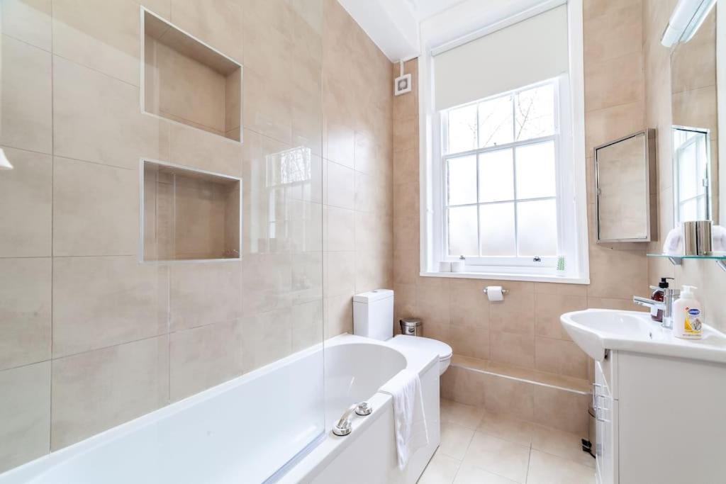 Spacious & Central 3-Bed Flat By Popular Waterloo! Londres Extérieur photo